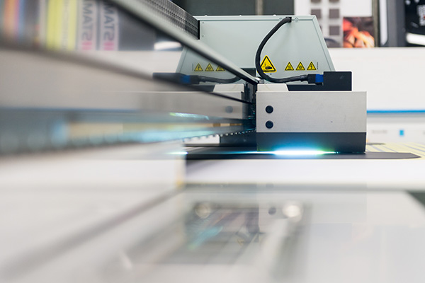 Ausschnitt einer Digitaldruckmaschine für das Bedrucken von Kunststoffteilen